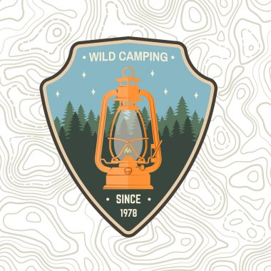 Vahşi kamp yamasını. Vektör. Gömlek, baskı, damga, giyim veya tee için konsept. Kamp feneri ve orman silüeti ile Vintage tipografi tasarımı. Açık macera sembolü