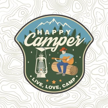 Mutlu Camper yama. Vektör. Gömlek veya logo, baskı, damga, giyim veya tee için konsept. Kamp feneri ile Vintage tipografi tasarımı, gitar ve dağ silüeti ile adam. Canlı, aşk, kamp