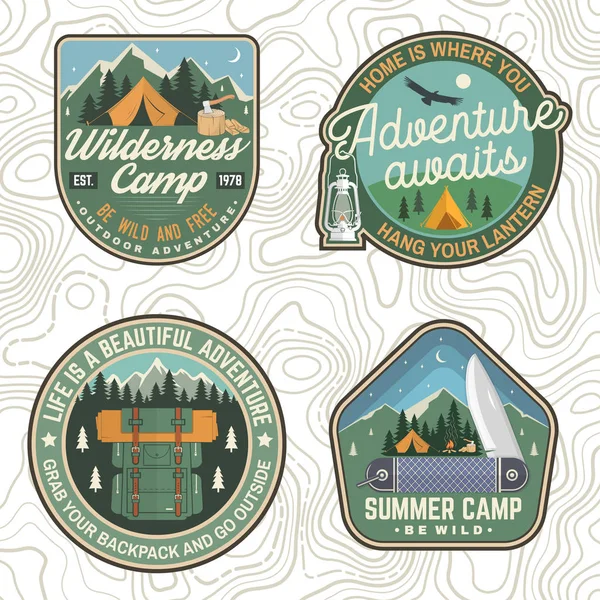 夏のキャンプのセットを修正します。ベクトル。シャツ、スタンプ、アパレルや t シャツのコンセプトです。ランタン、ポケット ナイフ、キャンプ テント、斧、マウンテン、キャンプファイヤーとフォレスト シルエットとビンテージ デザイン. — ストックベクタ