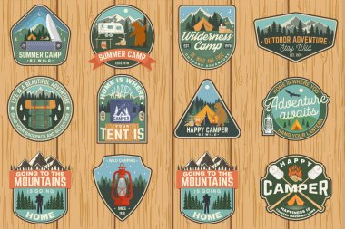 Yaz kampı kümesi rozetleri. Vektör. Gömlek veya logo, baskı, damga, yama için kavram. Vintage tipografi tasarımı ile karavan römork, kamp çadırı, kamp ateşi, ayı, hatmi balta ve orman siluet