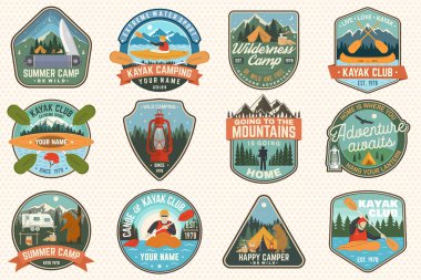 Yaz kampı seti, kano ve kano kulübü rozetleri. Vektör. Yama için. Kamp, dağ, nehir, Amerikan yerlisi ve kanocu siluetiyle tasarlandı. Ekstrem kamp ve su sporu bantları