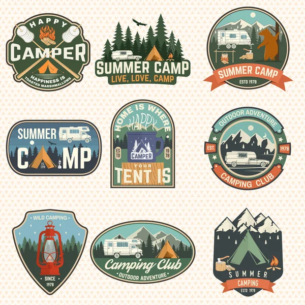 夏のキャンプをバッジします。ベクトル。シャツやロゴ、印刷、スタンプ、パッチのコンセプトです。Rv のトレーラー、キャンプ テント、キャンプファイヤー、クマ、マシュマロの斧と森のシルエットとヴィンテージは、タイポグラフィ デザイン — ストックベクタ