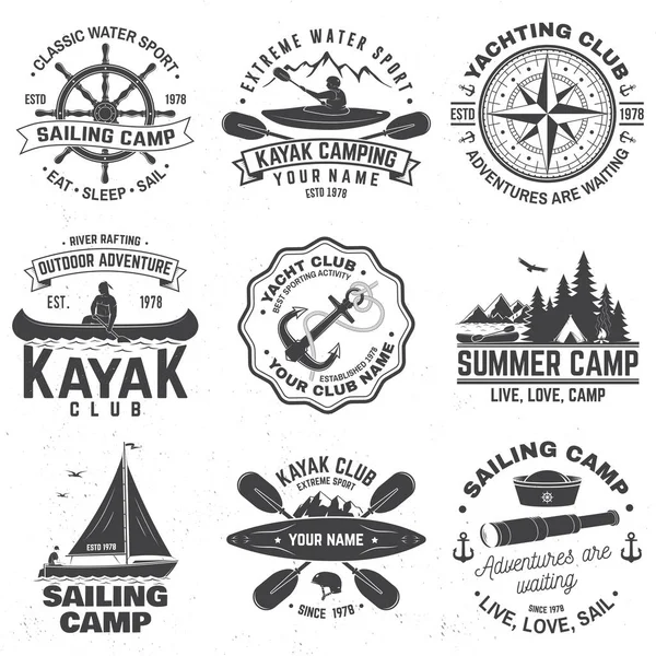 Set van zeil kamp, kano en kajak Club badges. Vector. Concept voor shirt, print, stempel of tee. Vintage typografie ontwerp met berg, rivier, kayaker silhouet. Extreme watersport. — Stockvector