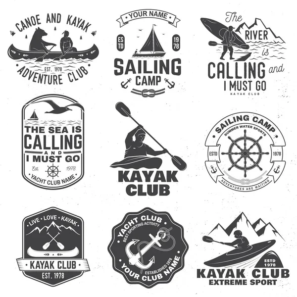 Zestaw obozów żeglarskich, kajaków i odznaki kajakowe. Wektor. Koncepcja koszulki, nadruku, stempla lub tee. Vintage projektowanie typografii z góry, rzeka, sylwetka kayaker. Sporty ekstremalne. — Wektor stockowy