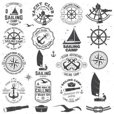 Yelken kampı ve yat kulübü rozeti seti. Vektör. Gömlek, baskı veya tee için konsept. Karadeniz çapa, el tekerleği, pusula ve sextant siluet ile Vintage tipografi tasarımı.