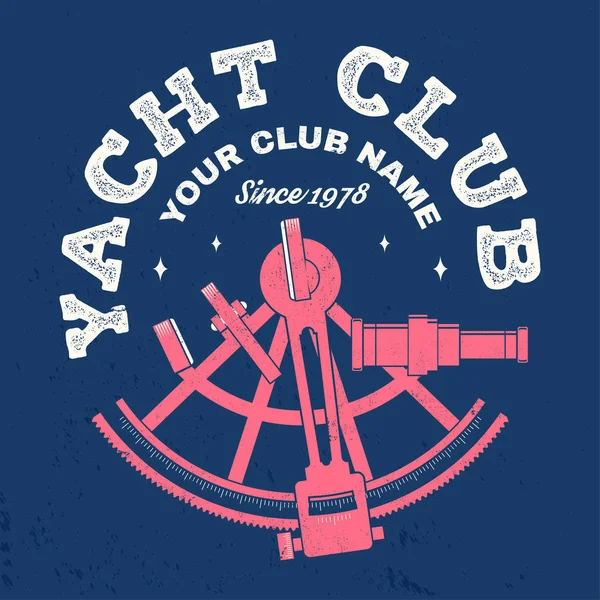 Yacht Klub jelvény. Vektor. Koncepció vitorlázás póló, nyomtatás, bélyegző vagy póló. Vintage tipográfia design Sextant sziluettje. Óceán-kaland. — Stock Vector