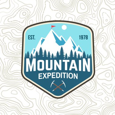 Dağ seferi yama. Vektör. Gömlek veya rozet, baskı, damga veya tee için konsept. Buz baltası ve dağ silueti ile Vintage tipografi tasarımı. Outdoors macera amblemleri.