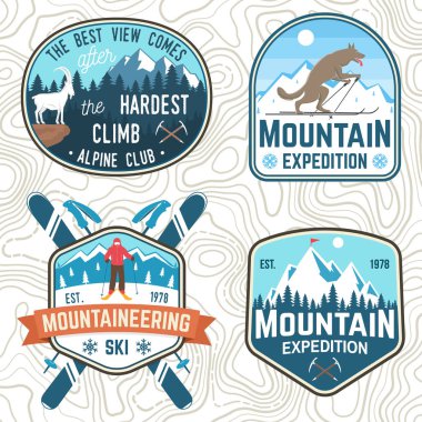 Dağ seferi ve snowboard kulübü yamalar seti. Vektör. Gömlek veya rozet için konsept, baskı. Dağcılar ve dağ silueti ile Vintage tipografi tasarımı. Outdoors macera amblemleri