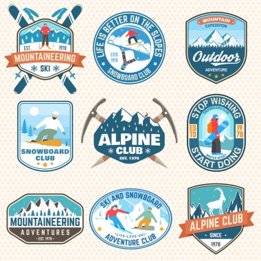 Dağ seferi ve snowboard kulübü yama seti. Vektör. Rozet, baskı, damga için konsept. Dağcılar ve dağ silueti ile Vintage tipografi tasarımı. Outdoors macera amblemleri.