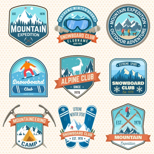 Conjunto de expedição de montanha e patch clube de snowboard. Vector. Conceito para crachá, impressão, carimbo. Design tipográfico vintage com montanhistas e silhueta de montanha. Emblemas de aventura ao ar livre . — Vetor de Stock