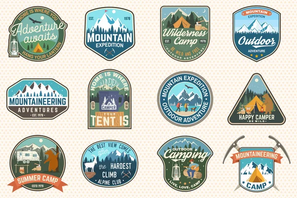 Ensemble d'expéditions en montagne et de camps d'été. Concept vectoriel pour chemise ou imprimé, timbre, badge. Design typographique vintage avec camp forestier, expédition en montagne. Emblèmes aventure en plein air — Image vectorielle