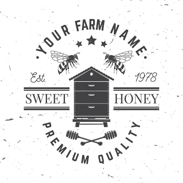 Insigne de ferme de miel. Vecteur. Concept pour chemise, imprimé, timbre ou tee-shirt. Design typographique vintage avec silhouette d'abeille, ruche et trempette au miel. Conception rétro pour l'entreprise agricole d'abeilles mellifères — Image vectorielle