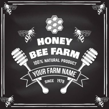 Bal çiftliği rozeti. Vektör. Gömlek, baskı, damga veya tee için konsept. Arı, petek parçası ve bal dipper silueti ile Vintage tipografi tasarımı. Bal arısı çiftliği işletmesi için retro tasarım