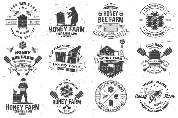 Szett Honey Bee Farm jelvény. Vektor. Koncepció nyomtatásra, bélyegzővel vagy pólóval. Vintage tipográfia design méh, méhsejt darab, méhkas és a méz merítőkanál sziluett. Design mézelő méh gazdaság üzleti — Stock Vector
