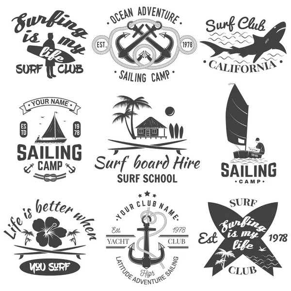 Conjunto de campamento de vela, club náutico y club de surf insignias. Vector. Concepto para camisa, estampado, sello. Diseño tipográfico vintage con tabla de surf y silueta de velero. Deportes acuáticos extremos . — Vector de stock