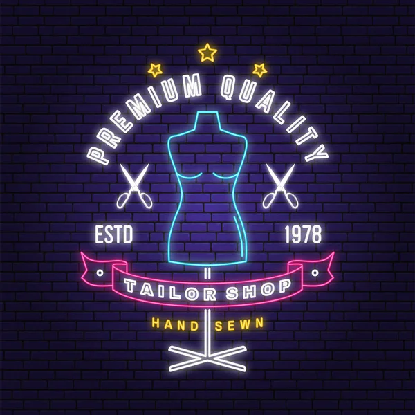 Tailor Shop neon design vagy embléma. Vektor. Éjszakai neon jelzőtábla. Vintage tipográfia design manöken és olló sziluettje. Retro design varrógép üzlet — Stock Vector