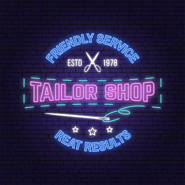 Tailor Shop neon design vagy embléma. Vektor. Éjszakai neon jelzőtábla. Vintage tipográfia design varrótű és olló sziluettje. Retro design varrógép üzlet — Stock Vector