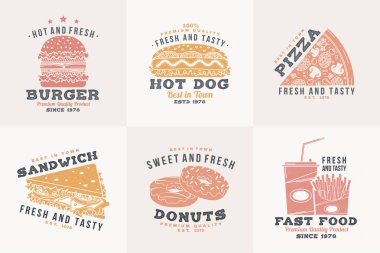 Fast food retro rozet tasarımı seti. Hotdog, burger, kafe, restoran, pub veya fast food iş için pizza ile Vintage tasarım. Restoran kimlik nesneleri, paketleme ve menü için şablon