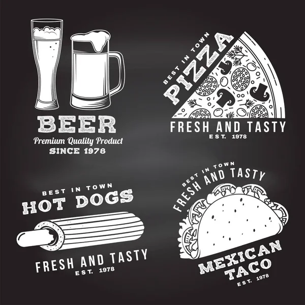 Conjunto de diseño de placa retro de comida rápida en la pizarra. Diseño vintage con pizza, cerveza, taco, hot dog para pub o fast food business. Plantilla para objetos de identidad del restaurante, embalaje y menú — Vector de stock