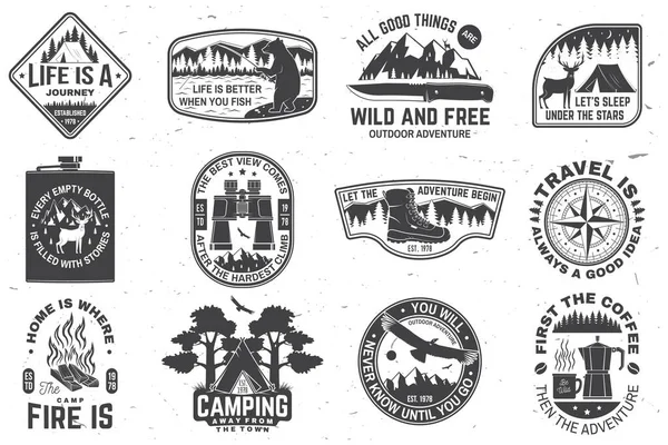 야외 모험 세트가 상징을 인용 합니다. 셔츠나 로고, 인쇄, 우표, 차등에 대한 개념. 등산화, 쌍안경, 산, 고기잡이 곰, 사슴, 천막 과 숲의 실루엣으로 만든 빈티지 디자인 — 스톡 벡터