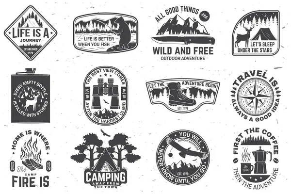 Satz von Outdoor-Abenteuer Zitate Symbol. Konzept für Hemd oder Logo, Druck, Stempel oder Tee. Vintage-Design mit Wanderschuhen, Fernglas, Bergen, Angelbär, Hirsch, Zelt und Waldsilhouette — Stockvektor