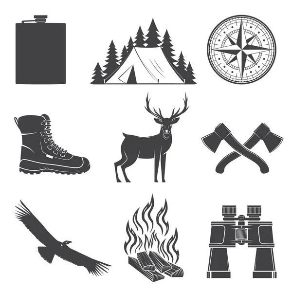 Set ikon Hiking dan Camping terisolasi pada latar belakang putih. Vektor. Set termasuk kompas, condor, sepatu bot, kapak, rusa, tenda, api unggun, termos, siluet hutan teropong - Stok Vektor