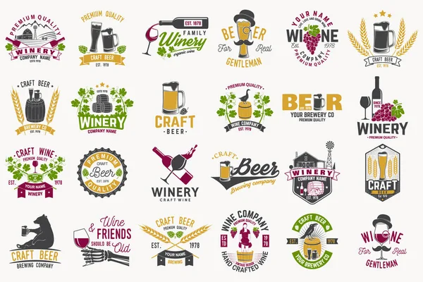 Set van Craft Bier en wijn bedrijf badges met hop, raaf en beer. Vector. Vintage design voor wijnmakerij, bar, pub en restaurant bedrijf. onderzetter voor bier of wijnglazen. — Stockvector