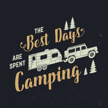 En güzel günler kamp yaparak geçirilir. Vektör. Gömlek, logo, baskı, pul ya da tişört konsepti. Kamp karavanı ve orman silueti olan klasik tipografi tasarımı. Açık hava macera alıntısı