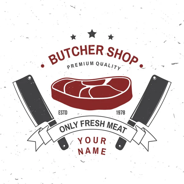 Значок мясного магазина или этикетка со стейком и кухонным ножом. Векторная винтажная типография дизайн логотипа со стейком, кухонный силуэт ножа. Элементы на тему мясного магазина, рынка, ресторана — стоковый вектор