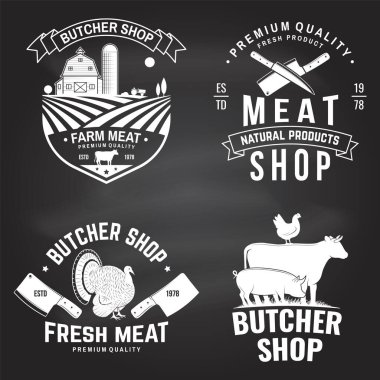 Kasap rozeti ya da etiketli inek, sığır eti, tavuk. Vektör. İnek ve tavuk siluetiyle klasik tipografi logosu tasarımı. Kasaplık, market, restoran işi..