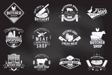 Kasap rozeti ya da etiketli inek, sığır eti, tavuk. Vektör. İnek ve tavuk siluetiyle klasik tipografi logosu tasarımı. Kasaplık, market, restoran işi..