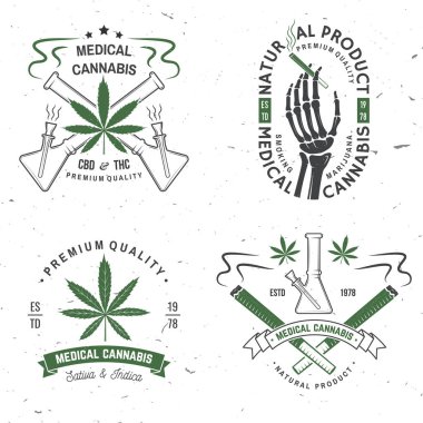 Tıbbi kenevir rozeti, iskelet elli etiket, marihuana içen bir vektör. Esrarlı klasik tipografi logosu tasarımı, esrar dükkanı, esrar teslimatı için iskelet el silueti