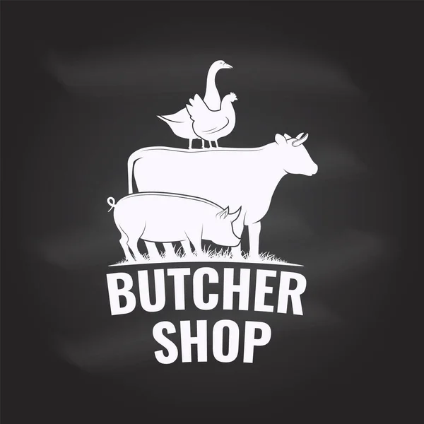 Kasap rozeti ya da etiketli inek, sığır eti, domuz, tavuk. İnek, sığır eti, domuz, domuz ve tavuk siluetiyle klasik tipografi logosu tasarımı. Kasaplık, market, restoran işi.. — Stok Vektör
