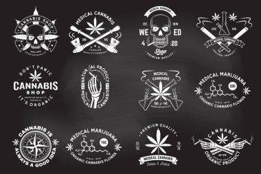 Tıbbi kenevir rozeti seti, kafatası, iskelet el, marihuana içmek. Esrarlı vintage tipografi logosu tasarımı, esrar dükkanı için iskelet el silueti, marihuana teslimatı