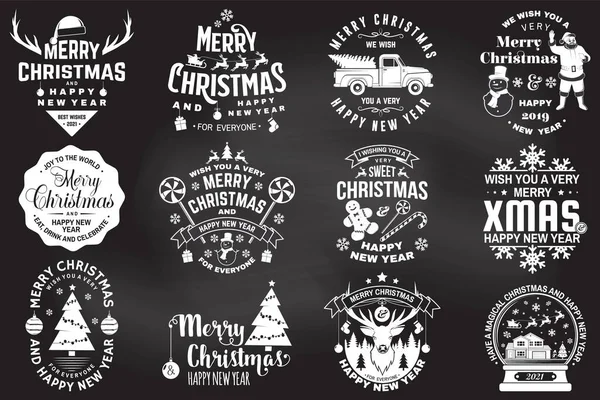 Set van vrolijk kerstfeest en gelukkig nieuwjaar stempel, sticker set met sneeuwvlokken, opknoping kerstbal, kerstmuts, snoep. — Stockvector