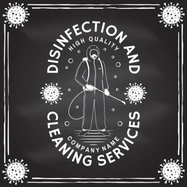 Dezenfeksiyon ve temizlik hizmeti rozeti, logo, amblem. Vektör. Profesyonel dezenfeksiyon ve temizlik şirketi için. Dezenfektan işçisi ve spreyli klasik tipografi tasarımı