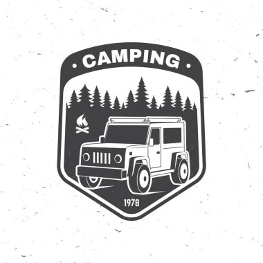 Kamp yapmak. Vektör. Gömlek, logo, baskı, pul ya da tişört konsepti. 3D off-road arabası ve orman silüetiyle klasik tipografi tasarımı.