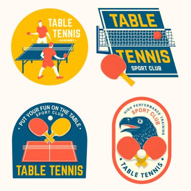 Masa tenisi kulübü yaması, rozet, masa tenisi raketleri, top, tenis oynayan sporcu adam. Vektör. Masa tenisi ve masa tenisi logosu şablonları ve çıkartmaları için.