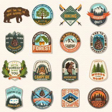 Logo seti, rozet tasarımı ve ilham verici macera alıntıları. Gömlek, logo, baskı, meşe yaprağı ve meşe palamudu, iğne ormanı, dağ, geyik. Vektör