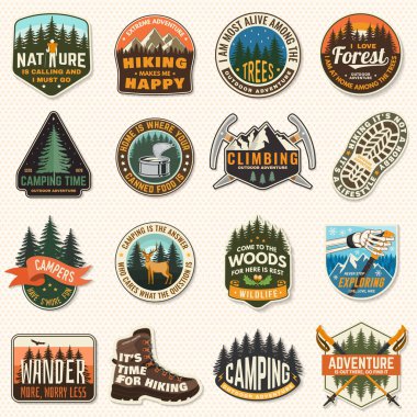 Logo seti, rozet tasarımı ve ilham verici macera alıntıları. Gömlek, logo, iz, yürüyüş botları, iğne ormanı, dağ, geyik. Vektör