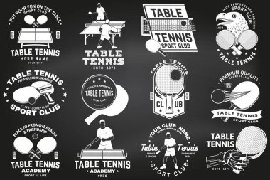 Masa tenisi, masa tenisi ve masa tenisi spor kulübü rozeti, yazı tahtasının üzerinde masa oyuncusu silueti var. Vektör. Masa tenisi logosu şablonları ve rozetler için. Etkin sporlar.