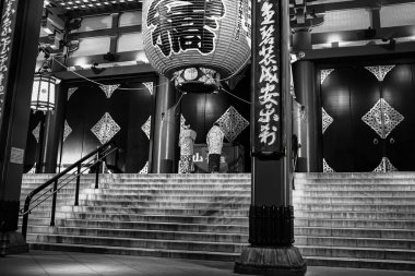 Tokyo, Japonya - 25 Kasım 2012: Ziyaretçiler Sensoji Tapınakları 'na hayranlık duyuyorlar. Renkli fenerlerle muhteşem bir mimari. Geceleri huzurlu atmosferini aydınlatıyor..