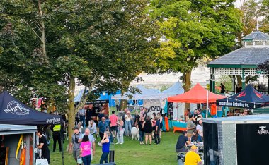 Port Perry, Kanada - 12 Ağustos 2023: Sahildeki parkta bir açık hava bira festivali düzenlendi. Bir sürü insan eğleniyor ve ayakta duruyor.