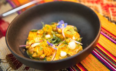 Hollanda, den haag - 11 Temmuz 2023: çiğ balık limon soğanı ve diğer yerel malzemelerle birlikte bir Peru ceviche deniz ürünleri tabağı