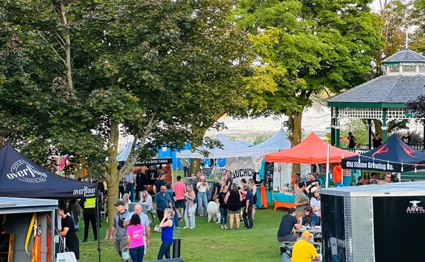 Port Perry, Kanada - 12 Ağustos 2023: Sahildeki parkta bir açık hava bira festivali düzenlendi. Bir sürü insan eğleniyor ve ayakta duruyor.