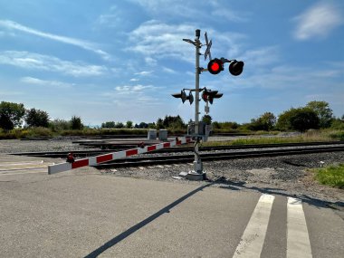 Clarington, Kanada - Eylül 07 2023: Clarington 'daki bir demiryolu geçidi aktif uyarı sinyalleri içeriyor ve tren yaklaşırken kollarını indiriyor.