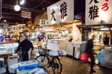 Tokyo, Japonya - 25 Kasım 2012: Akşamları Tokyo 'daki canlı balık pazarında alıcıların ve taze deniz ürünlerinin sergilendiği çarpıcı sahneler.