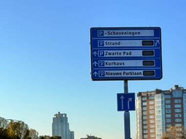 Den Haag, Hollanda - 24 Ekim 2024: Scheveningen 'de park yeri tabelası ziyaretçileri sahile ve Kurhaus' a yönlendiren