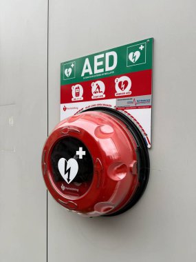 den haag, Hollanda - 15 Kasım 2024: Bir duvara kırmızı bir AED birimi monte edildi ve kullanım talimatları açıkça kalp olaylarında acil durum erişimini güvence altına aldı.