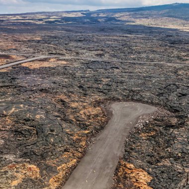 Hawaii, ABD - 06 Eylül 2012: Büyük Ada Hawaii 'deki kara lav tarlaları volkanların ve doğanın dönüşümünün gücünü gösteriyor.